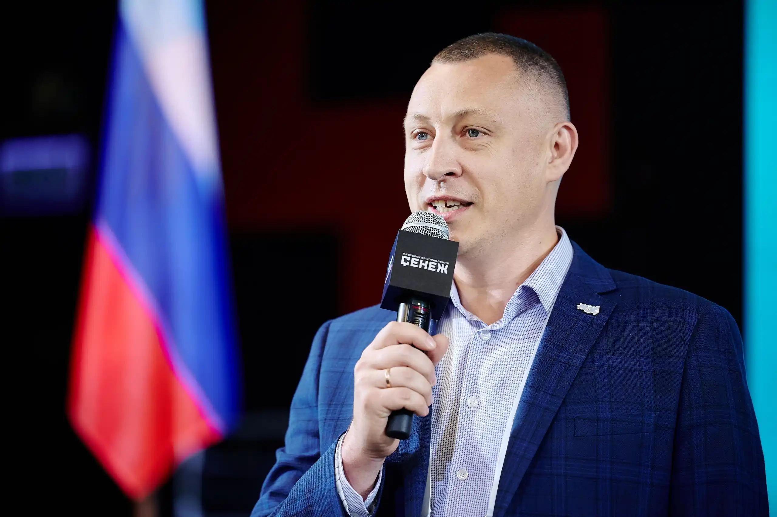 Роман Бурчаков проводит мастер-класс по бизнес-наставничеству